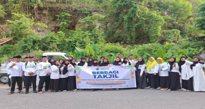 KALCER (Kala Ceria Ramadhan): Berbagi Takjil ala Generasi Madrasah di Jembatan Tulang